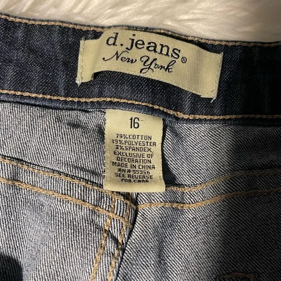 D. Jeans capris - Picture 7 of 8